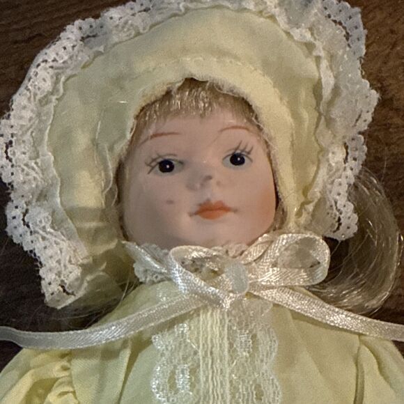 Vintage Porcelain Doll In Yellow Dress With Bonnet, 9" Tall - Picture 4 of 6